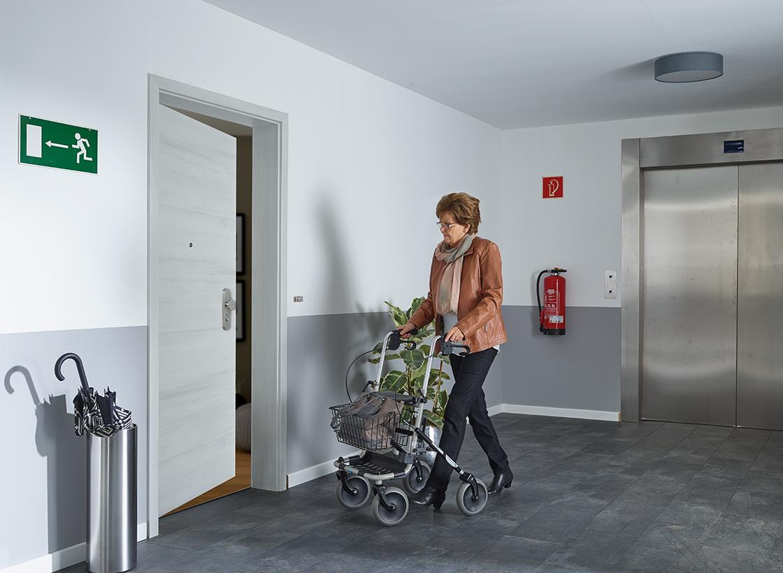 Magazin Beitrag Barrierefreie Türen Seniorin