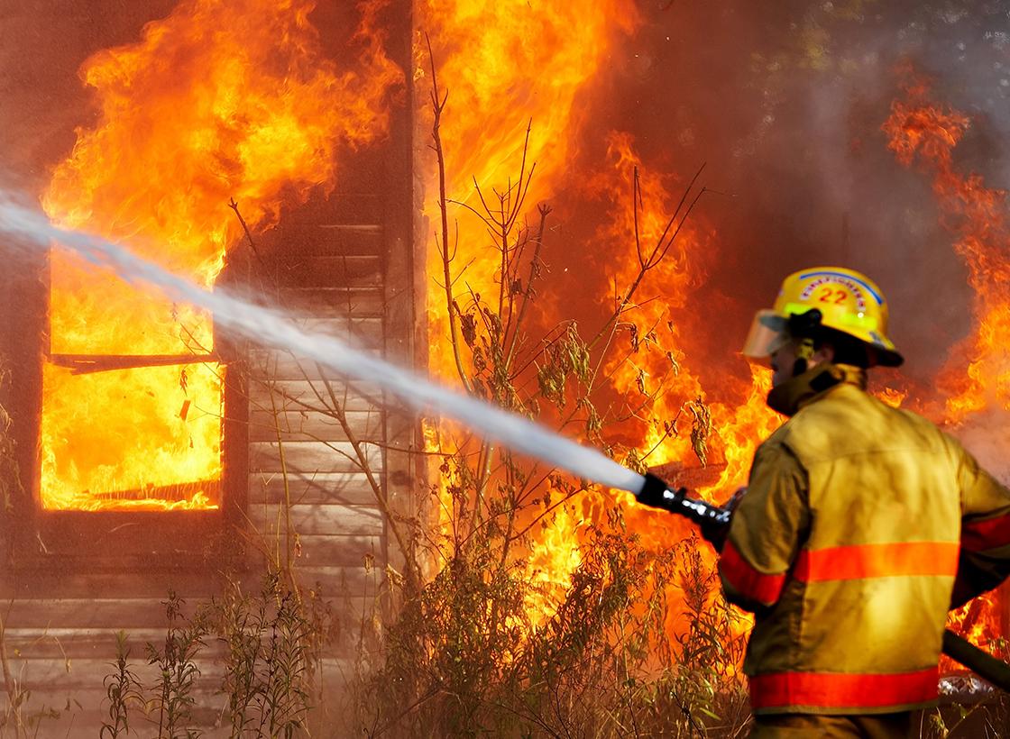 Magazin Beitrag Feuerschutz Feuerwehrmann